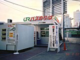 初期のJRバス新宿駅（1990年2月）。奥の103系は埼京線用。