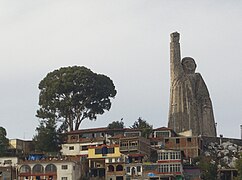 Vista de la estatua monumental