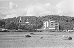 Kolttaköngäs turisthotell 1939, med den ortodoxa kyrkan till vänster.