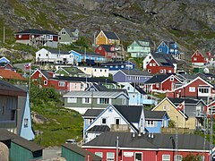 Maisons colorées. Les bâtiments jaunes étaient pour le personnel médical, les verts pour l'administration, les bleus pour les métiers techniques et les rouges pour l'église luthérienne, mais cette tradition s'estompe et de nouvelles couleurs apparaissent.