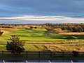 Trou 18 du links vu du clubhouse au lever du soleil.