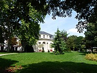 Le pavillon de l'Ermitage en été.