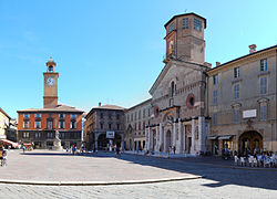 Vue d'ensemble avec la place de la Cathédrale (place Camillo Prampolini).