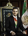 Fotografía oficial del presidente Enrique Peña Nieto con la banda presidencial anterior.