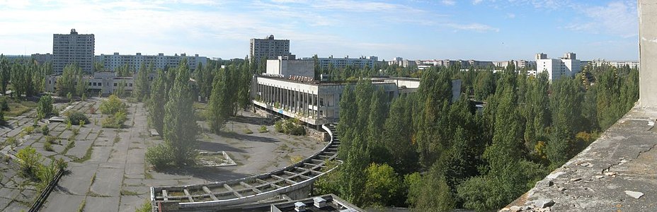 Панорама центра города в 2007 году. Слева — многоэтажный дом с гербом СССР и универмаг. В центре — Дворец культуры «Энергетик» и ещё один многоэтажный дом с гербом УССР. Справа — часть территории городского парка, видно колесо обозрения. Правее видно девятиэтажное здание общежития № 19, а за ним две шестнадцатиэтажки по улице Героев Сталинграда. Снимок сделан с гостиницы «Полесье»