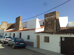 Photographie de maisons de ville avec la cheminée typique d'Olivence.