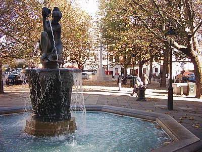 Fontaine au centre de Sloane Square.