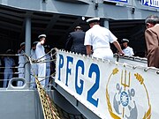 蘇澳鎮鎮長林騰煌（前）、海軍艦隊指揮部指揮官蒲澤春中將（後）等一行登艦中，子儀軍艦艦長、值更官、值更軍士、值更衛兵、傳令兵等於梯口行登舷禮。