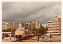 Rame TGV orange circulant au milieu de barres d'immeubles dans le 8e arrondissement à Lyon