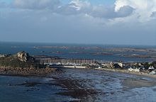 la plage de Tresmeur, le port, depuis la pointe de Bihit