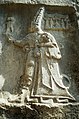 シャルマ神とトゥドハリヤ王を描いた石彫（紀元前約1250年-1220年）