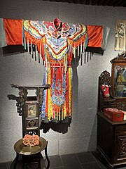 《印象天津卫》天津婚俗展区展出的新娘服等展品