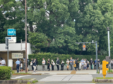 自民党本部での献花・記帳のために並ぶ長蛇の列（2022年7月12日、東京メトロ永田町駅前）。