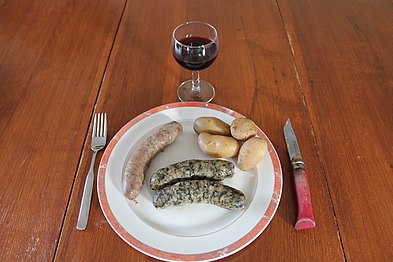 Vin rouge et assiette de diot et pormoniers