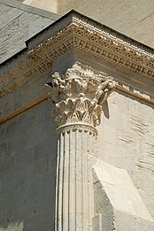 Colonne cannelée et chapiteau.