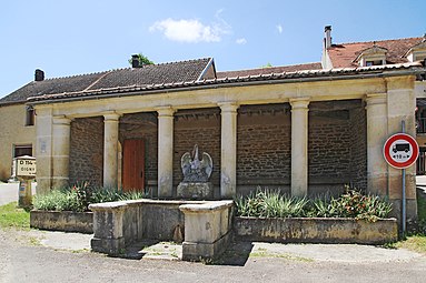 ce lavoir-abreuvoir à colonnes doriques...