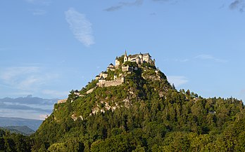 Le château de Hochosterwitz sur son pic dolomitique, en Carinthie autrichienne. (définition réelle 11 813 × 7 383)