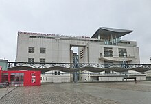 Photographie en couleurs de la façade d'un bâtiment récent.