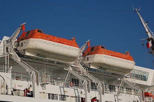 Reddingssloepen van een veerboot van Corsica Ferries.