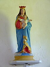 Statue de la Vierge Marie portant l'enfant Jésus dans la chapelle Sainte-Camille de Chevigny.