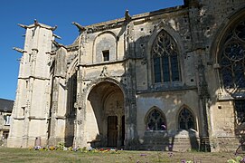 Façade sud-ouest de l'édifice centrée sur le portail