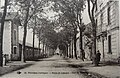 Les bâtiments de la gare du tramway de Thiviers sur la gauche.