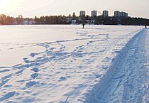 Kottlasjön vintertid. Höghusen vid Skärsätra i bakgrunden, 2010.