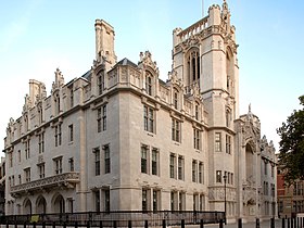 Middlesex Guildhall (1913) J. S. Gibson, una fusione rara di gotico e Art Nouveau