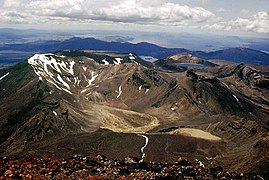 ナウルホエ山から見た山頂部 右奥にブルー湖