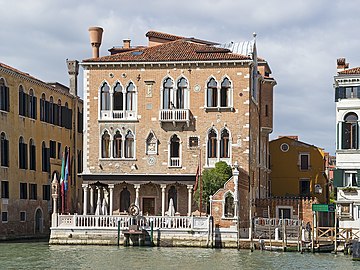 Le palazzetto Stern.