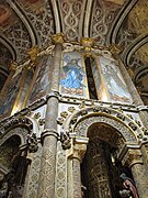 Detalles de las columnas y arcos. En la Edad Media, la estructura no tenía decoraciones, se agregaron pinturas y hojas de oro en el siglo XVI en estilo Manuelino.