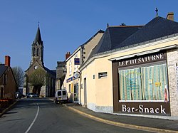 Le centre du village avec l'église.