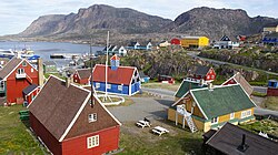 Centro de Sisimiut, a baía de Kangerluarsunnguaq e o maciço de Palasip Qaqqaa