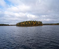 Ytter-Holmsjön fotograferad från dess södra strand. På bilden syns Storholmen.