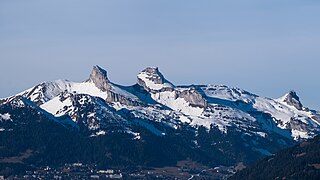 De gauche à droite, la tour d'Aï, la tour de Mayen et la tour de Famelon vus du sud.