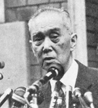 1963年9月12日、最高裁は検察側の再上告を棄却した。最高裁前で感想を語る広津和郎。