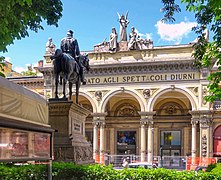 Il monumento a Garibaldi e l'Arena del Sole su via Indipendenza