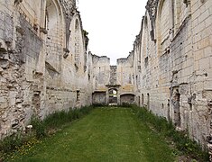 Photographie en couleurs d'une église ruinée vue de l'intérieur.