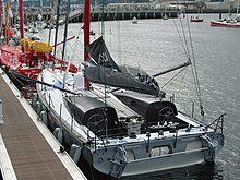 Vue arrière plongeante sur le bateau. Le rouf est en deux parties.