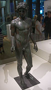 Statue de l'éphèbe couronne de lierre