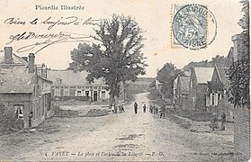 La place du bas du village et l'arbre de Liberté planté en 1790 et scié par les Allemands en février 1917.