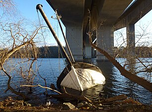 Spårvägsbron till höger och motorvägsbron till vänster, 2013.