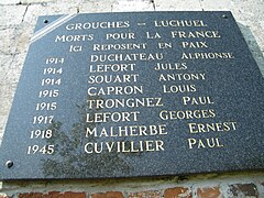 Hommage aux victimes de guerres, sur le chevet de Saint-Brice, à Luchuel.