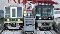 8000型電車（左）と、2000型電車（右）