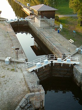 Le canal de Karvio vu du pont enjambant le canal de Karvio et les rapides Karvionkoski.