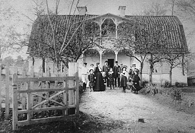 Kvarngården med veranda i snickarglädje 1910.