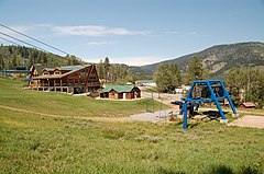 Looking down from one of the slopes, the lift, the lodge and the ticket cabin as well as some of the summer camping sites are visible.