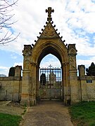 Le portail du cimetière.