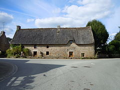 Autre chaumière avec une niche et un puits inscrits aux Monuments historiques.