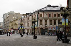 Арбат в месте выхода на него Калошина переулка (справа).